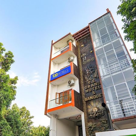 Hotel Fabexpress Ss Grand Banthra Sikandarpur Esterno foto
