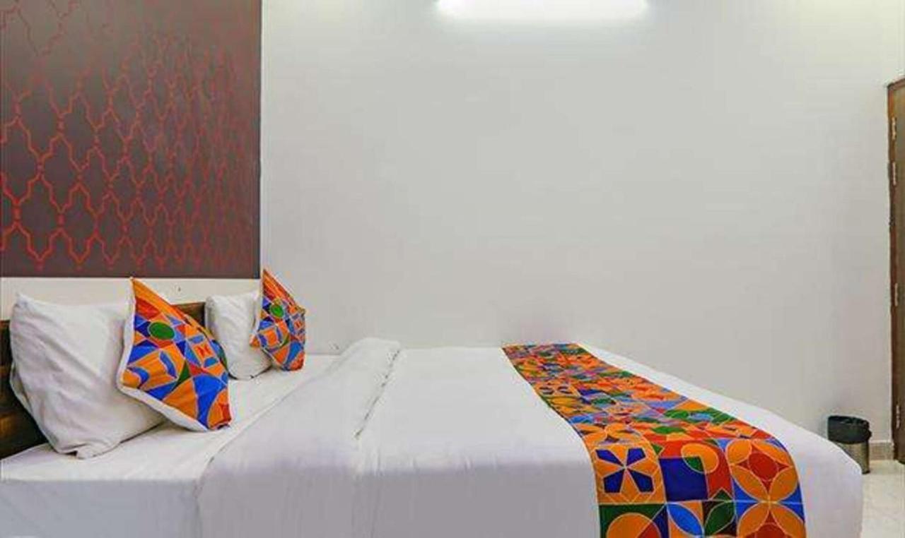 Hotel Fabexpress Ss Grand Banthra Sikandarpur Esterno foto