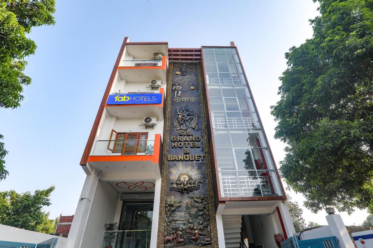 Hotel Fabexpress Ss Grand Banthra Sikandarpur Esterno foto