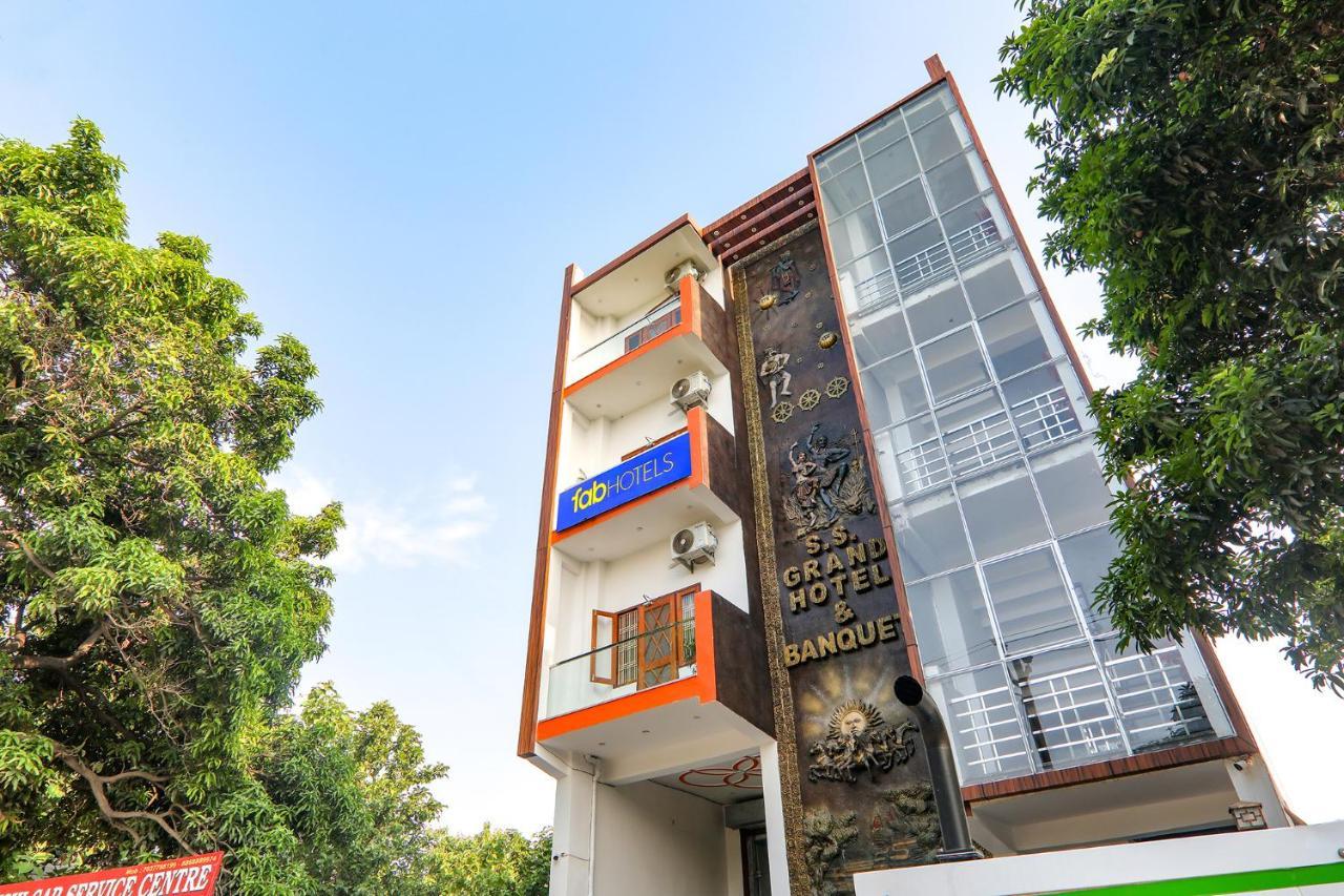 Hotel Fabexpress Ss Grand Banthra Sikandarpur Esterno foto